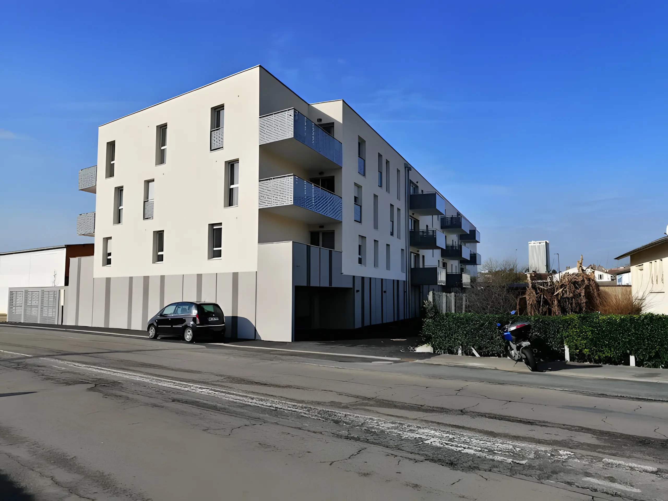Immeuble de logements neuf : façade enduite, balcons et fenêtres